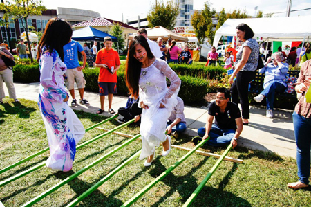 Màn múa sạp của các du học sinh Việt thu hút sự chú ý của bạn bè quốc tế