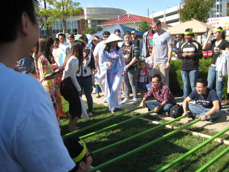 Màn múa sạp của các du học sinh Việt thu hút sự chú ý của bạn bè quốc tế