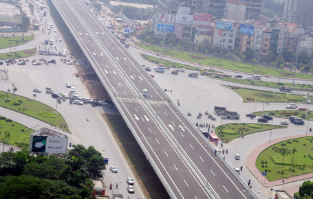 Đoạn đường trên cao trước cửa Bảo tàng Hà Nội
