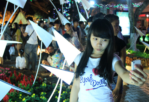 Đường hoa mở cửa, nhiều teen cũng chen chân đến chụp hình