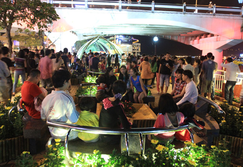 Dù công viên ven sông Hàn chọn làm đường hoa tết nhưng những khu vực ghế đá vẫn được giữ lại. Người dân sau khi ngắm nhìn thỏa thê vẻ đẹp của đường hoa 17 tỷ đồng vẫn có chỗ ngồi nghỉ, chuyện trò như thường ngày.