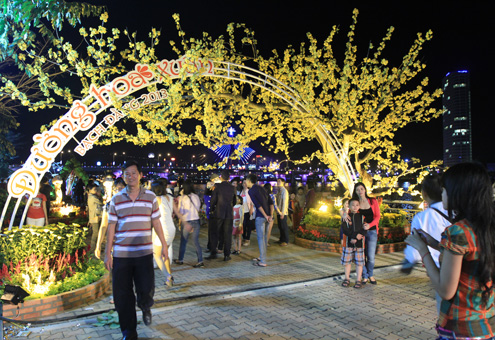 Đường hoa xuân được người dân háo hức chờ đợi đã mở cửa tham quan. Ban đầu chỉ vài trăm người kéo đến...