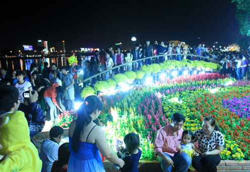 Người dân vây kín những khu vực hoa sặc sỡ sắc màu để chiêm ngưỡng và ghi lại những bức hình kỷ niệm.