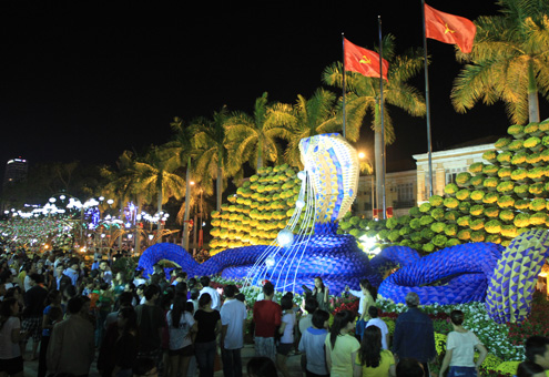 Khu vực trang trí mô hình rắn hổ mang chúa bằng gỗ dài 85m vẫn thu hút đông đảo người dân.