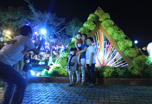 Nhiều gia đình đưa con cái đi chơi và không quên ghi lại những bức ảnh kỷ niệm.