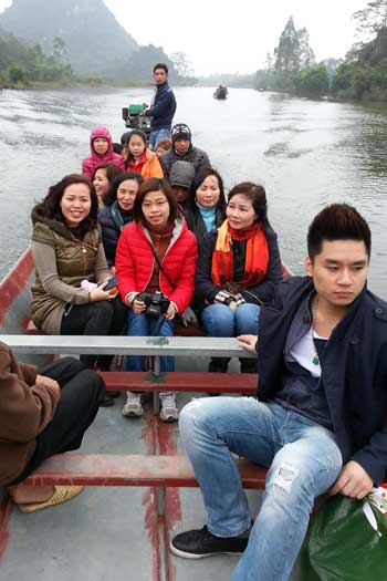 Nhiều người dân Hà Nội đã có mặt ở suối Yến từ khá sớm. Ảnh: Mai Tuân.