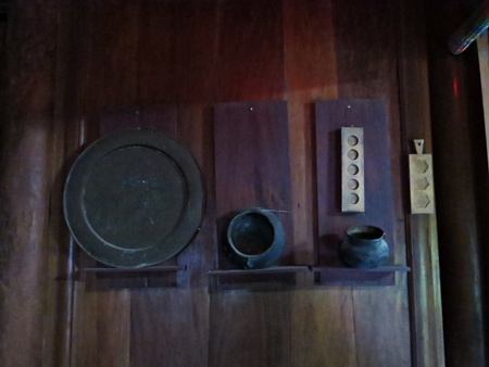 Năm tháng khiến cho những hạng mục, vật dụng làm bằng gỗ mít lâu năm lên màu nâu bóng