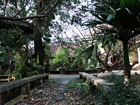 Phía sau cánh cổng nhà là lối đi lát đá sỏi sâu chừng hơn 10 mét mở ra một khung cảnh thơ mộng