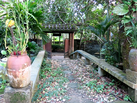 Phía sau cánh cổng nhà là lối đi lát đá sỏi sâu chừng hơn 10 mét mở ra một khung cảnh thơ mộng