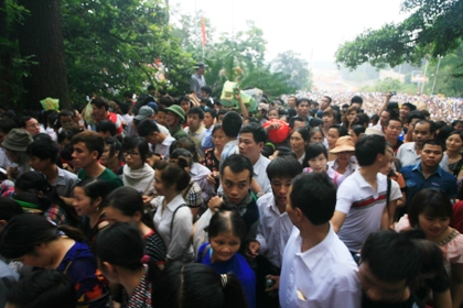 Hàng vạn người dân cùng chen chân để được đến đỉnh núi thiêng đất Tổ.