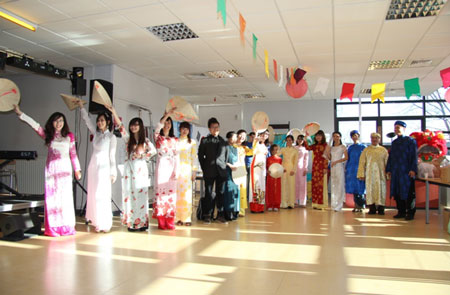 Trong trang phục áo dài, khăn đóng, nón lá… đoàn Việt Nam vẫy chào bạn bè quốc tế