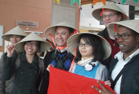 Ngay cả khi ra hậu trường, các bạn quốc tế vẫn liên tiếp yêu cầu được chụp ảnh đoàn Việt Nam