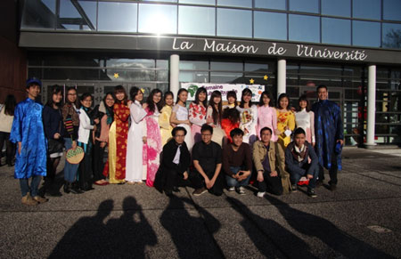 Ngay cả khi ra hậu trường, các bạn quốc tế vẫn liên tiếp yêu cầu được chụp ảnh đoàn Việt Nam