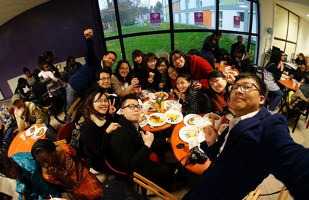 Các bạn sinh viên Việt Nam đang thưởng thức các món ăn Phi Châu trong Tuần lễ Đa văn hóa