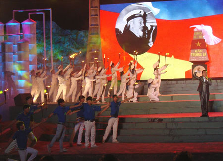 Đại diện 13 tộc học ở Lý Sơn thổi ốc u - nét đặc trưng văn hóa của Lế khao lề thế lính Hoàng Sa.