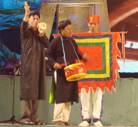 Đại diện 13 tộc học ở Lý Sơn thổi ốc u - nét đặc trưng văn hóa của Lế khao lề thế lính Hoàng Sa.