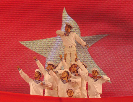 Đại diện 13 tộc học ở Lý Sơn thổi ốc u - nét đặc trưng văn hóa của Lế khao lề thế lính Hoàng Sa.