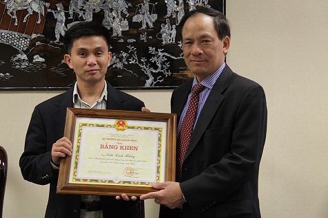Lãnh đạo Bộ Ngoại giao sang Mỹ trao bằng khen cho anh Trần Thắng.