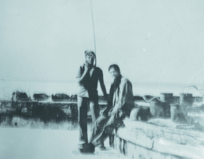 Ảnh chụp 02 người làm việc trên đảo Hoàng Sa.