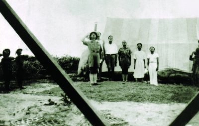 Quang cảnh một buổi chào cờ trên đảo Hoàng Sa (1938).