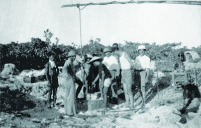 Quang cảnh đào giếng nước ngọt trên đảo Hoàng Sa (1938).
