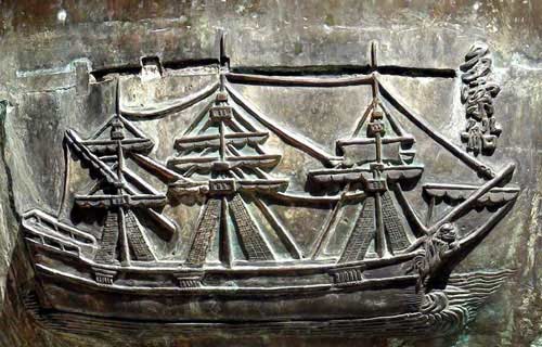 Loại thuyền đi biển quan trọng nhất của nhà Nguyễn trong thế kỷ 19 được khắc trên cửu đỉnh ở Huế - Ảnh: THÁI LỘC