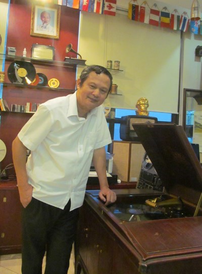 nhac si an thuyen bat ngo qua doi vi nhoi mau co tim hinh 0