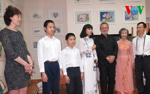 nu hoa si viet va nhung buc hoa mau nuoc an tuong ve nuoc nga hinh 4