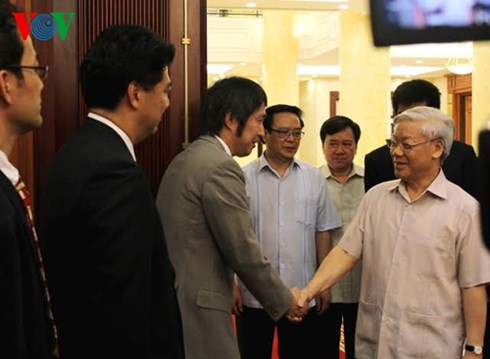 tong bi thu tra loi phong van bao chi truoc chuyen tham nhat ban hinh 0
