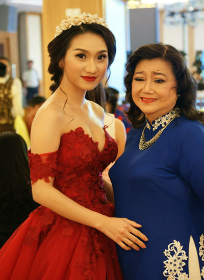 nghe-si-kim-cuong-chu-hon-cho-40-doi-vo-chong-khuyet-tat-4