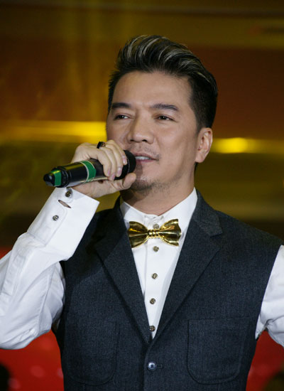 nghe-si-kim-cuong-chu-hon-cho-40-doi-vo-chong-khuyet-tat-6