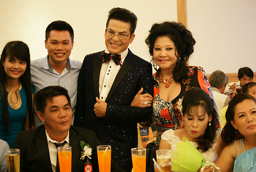 nghe-si-kim-cuong-chu-hon-cho-40-doi-vo-chong-khuyet-tat-9