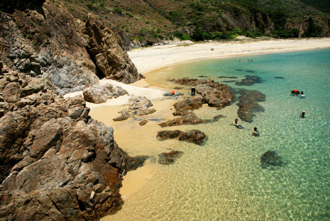 Bãi tắm Kỳ Co là sự phối hợp giữa nước biển trong xanh - gành đá núi kỳ vĩ và bãi cát vàng nguyên sơ - Ảnh: Hoa Khá