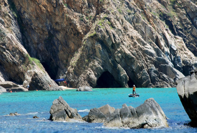 Một góc hang 3 Cửa Lò ở bãi tắm Bãi Rạng lớn - Ảnh: Hoa Khá