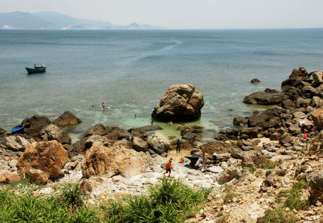 Bãi tắm Vũng Dứa nhìn từ núi Cấm - Ảnh: Hoa Khá