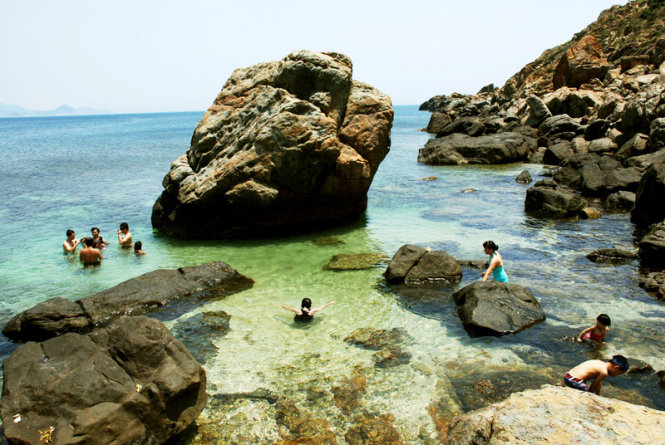 Du khách tắm biển và khám phá rạn san hô tại bãi Vũng Dứa - Ảnh: Hoa Khá