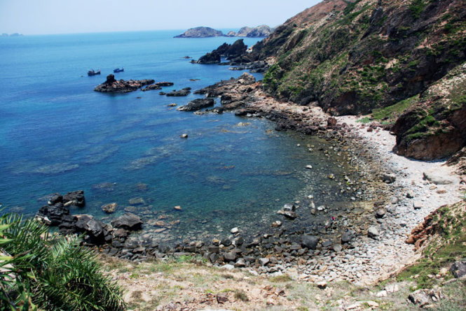 Toàn cảnh thắng cảnh và bãi tắm Eo Gió - Ảnh: Hoa Khá