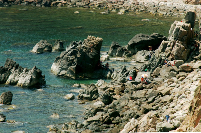 ​ Một góc bãi tắm tại thắng cảnh Eo Gió - Ảnh: Hoa Khá