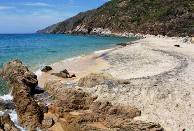 Bãi hố Nhà Cang thanh vắng - Ảnh: Hoa Khá