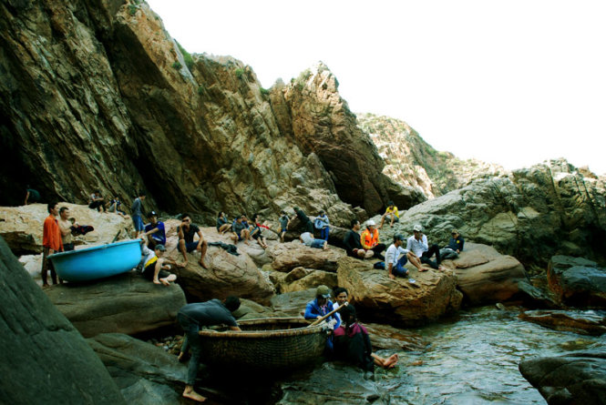 Đông đảo du khách vui chơi và tắm biển tại Hòn Sẹo - Ảnh: Hoa Khá