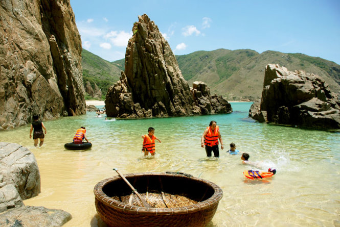 Du khách đắm mình trong thiên đường Kỳ Co - Ảnh: Hoa Khá