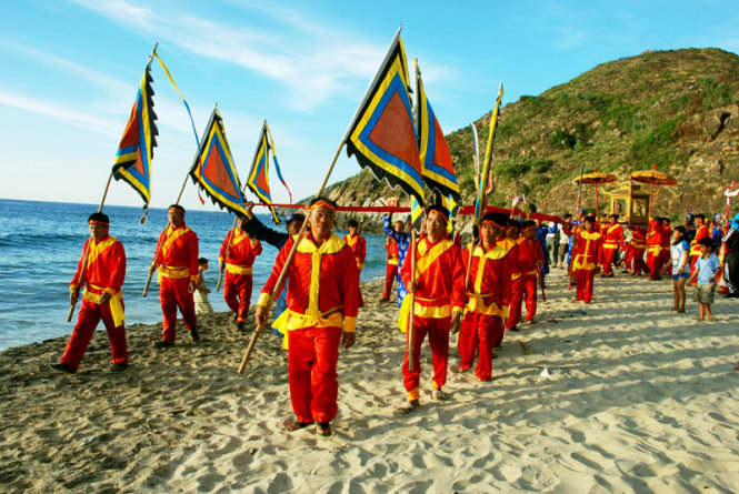 Lễ nghinh thần tại bãi tắm hố Nhà Cang - Ảnh: Hoa Khá