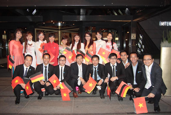  TS. Nguyễn Phúc Hiền (hàng 1, thứ tư từ trái sang) chụp ảnh cùng các bạn DHS trong lần đón Thủ tướng chính phủ thăm CHLB Đức tháng 10/2014. 