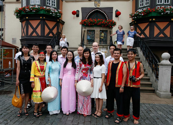 TS. Nguyễn Phúc Hiền (hàng thứ 2, thứ ba từ trái sang) chụp ảnh lưu niệm với các LHS ở Gatersleben tháng 9/2013.
