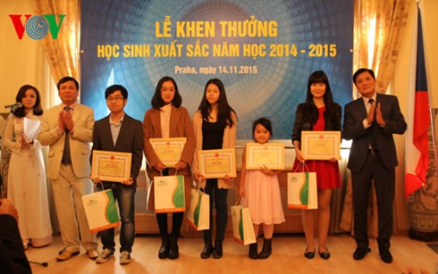khen thuong hoc sinh, sinh vien gioi nguoi viet nam tai cong hoa sec hinh 0
