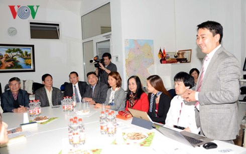 toa dam ve suc khoe tam ly nguoi viet o duc hinh 0