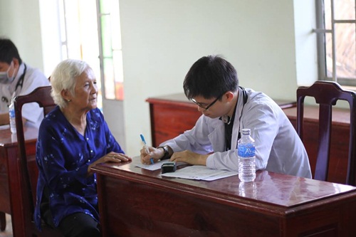 du-hoc-sinh-melbourne-ve-viet-nam-tang-qua-tet-cho-nguoi-ngheo-3