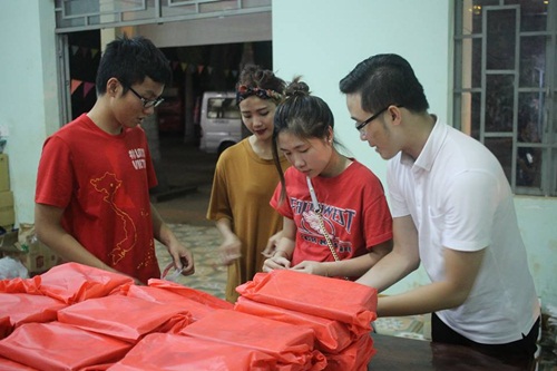 du-hoc-sinh-melbourne-ve-viet-nam-tang-qua-tet-cho-nguoi-ngheo-4