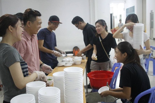 Chương trình đã tổ chức nấu 300 phần cháo khuya vào tối 31/01/2016 để trao tặng cho những đối tượng có hoàn cảnh khó khăn, phải làm việc vất vả tận đêm khuya hay những người vô gia cư ở khu vực Q1, Q4, Q5, Q8 và các gầm cầu trong khu vực thành phố.