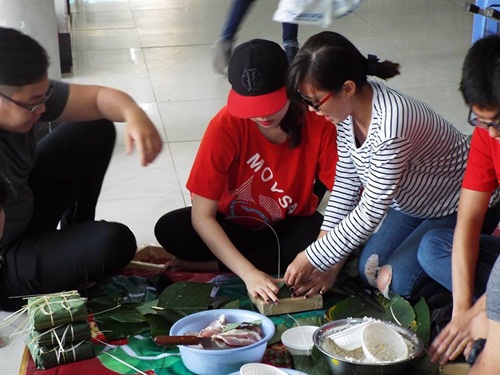 Quy trình gói 300 cái bánh chưng đang được các bạn MOVSA thực hiện rất chăm chỉ.